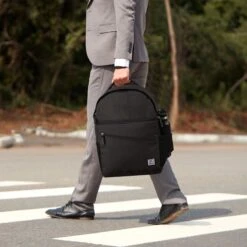 Brisby 4 Laags Geïsoleerde Koeltas Rugzak - 25 Liter - Met Handige Vakken Voor Bestek En Essentials - Waterafstotend Materiaal - Zwart -Campingwinkel 1200x1200 1145