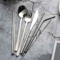 House Of Husk Reisbestek - Reis Bestekset - Chopsticks - Metalen Rietjes Met Borstel - Lepel - Vaatwasserbestendig - RVS - 7 Delig - Zilver -Campingwinkel 1200x1200 1845