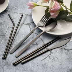 House Of Husk Reisbestek - Reis Bestekset - Chopsticks - Metalen Rietjes Met Borstel - Lepel - Vaatwasserbestendig - RVS - 7 Delig - Zwart -Campingwinkel 1200x1200 1854