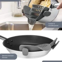 SensaHome- Siliconen Vergiet - Keuken Afgietdeksel - Afgiethulp - Siliconen - BPA Vrij - Grijs 25 SensaHome- Siliconen Vergiet - Keuken Afgietdeksel - Afgiethulp - Siliconen - BPA Vrij - Grijs -Campingwinkel 1200x1200 1907