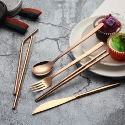 House Of Husk Reisbestek - Reis Bestekset - Chopsticks - Metalen Rietjes Met Borstel - Lepel - Vaatwasserbestendig - RVS - 7 Delig - Rose Goud -Campingwinkel 1200x1200 1920