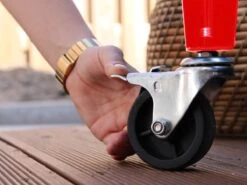 AXI Retro Cooler Rood - Koeler Met Wielen - 76L Inhoud - Koelbox Met Aftapkraan 22 AXI Retro Cooler Rood - Koeler Met Wielen - 76L Inhoud - Koelbox Met Aftapkraan -Campingwinkel 1200x900 27